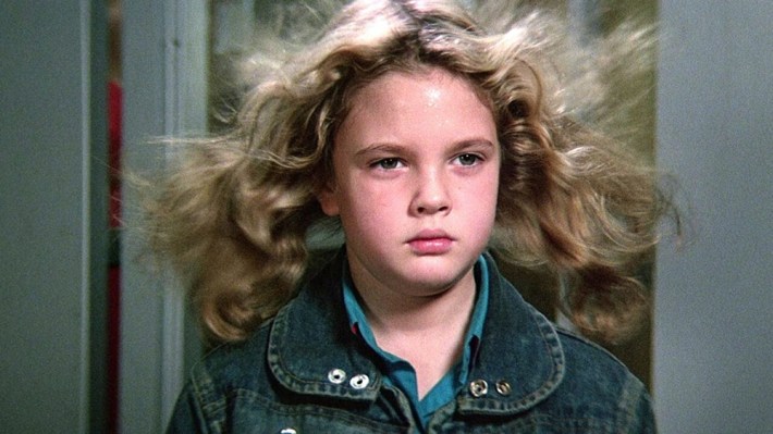Fenomeni-paranormali-incontrollabili-firestarter-movie-film-1984-horror-sci-fi-stephen-king-drew-barrymore-charlie-mcgee-1