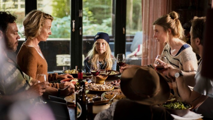 Speak-No-Evil-Gaesterne-film-movie-2022-horror-thriler-drama-morten-burien-sidsel-siem-koch-fedja-van-hut-karin-smilders-liva-forsberg