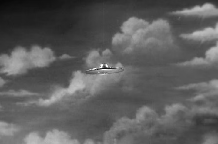 Plan-9-from-Outer-Space-film-movie-1959-horror-sci-fi-fantascienza-flying-saucers