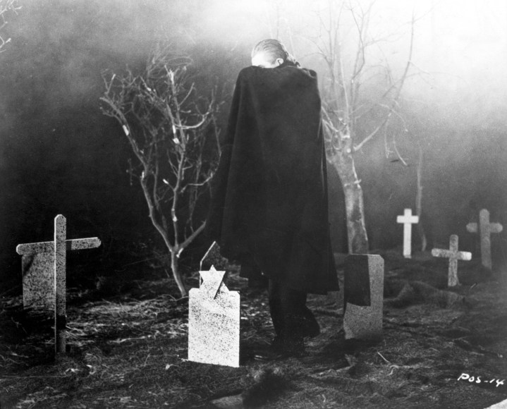 Plan-9-from-Outer-Space-film-movie-1959-horror-sci-fi-fantascienza-tom-mason-false-lugosi