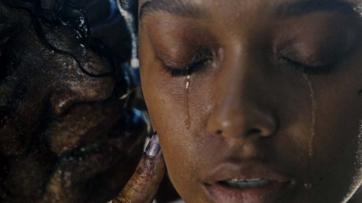 Talk-to-Me-film-movie-2022-horror-A24-Mia-Sophie-Wilde-1