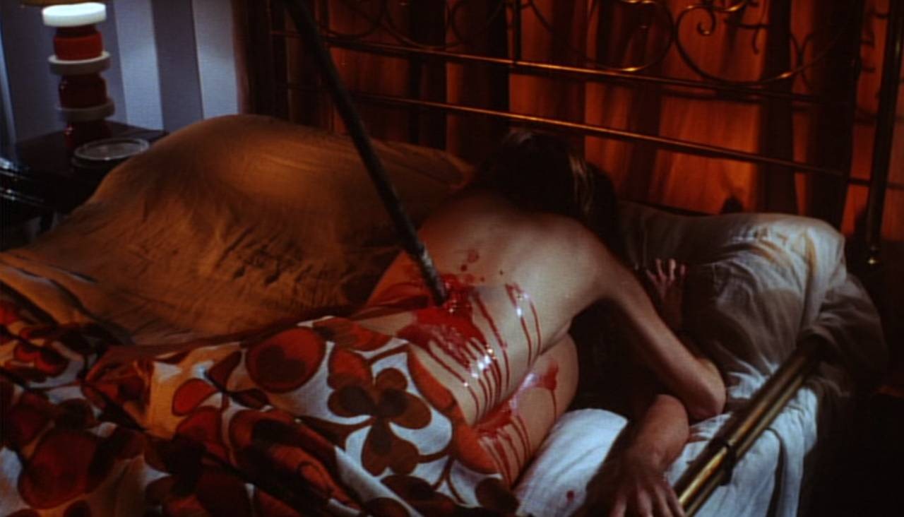 Reazione-a-Catena-Ecologia-del-delitto-A-Bay-of-Blood-film-movie-1971-thriller-giallo-mario-bava-bed-scene