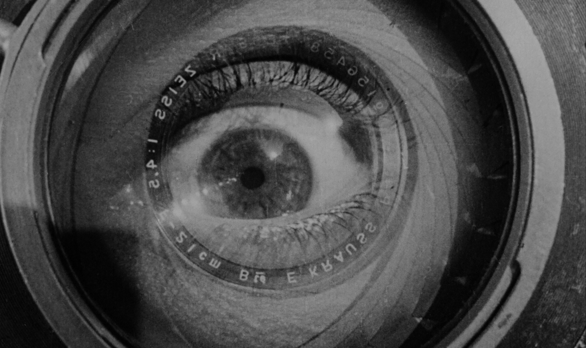 L_uomo-con-la-macchina-da-presa-Man-with-a-Movie-Camera-Человек-с-киноаппаратом-film-movie-1929-docu