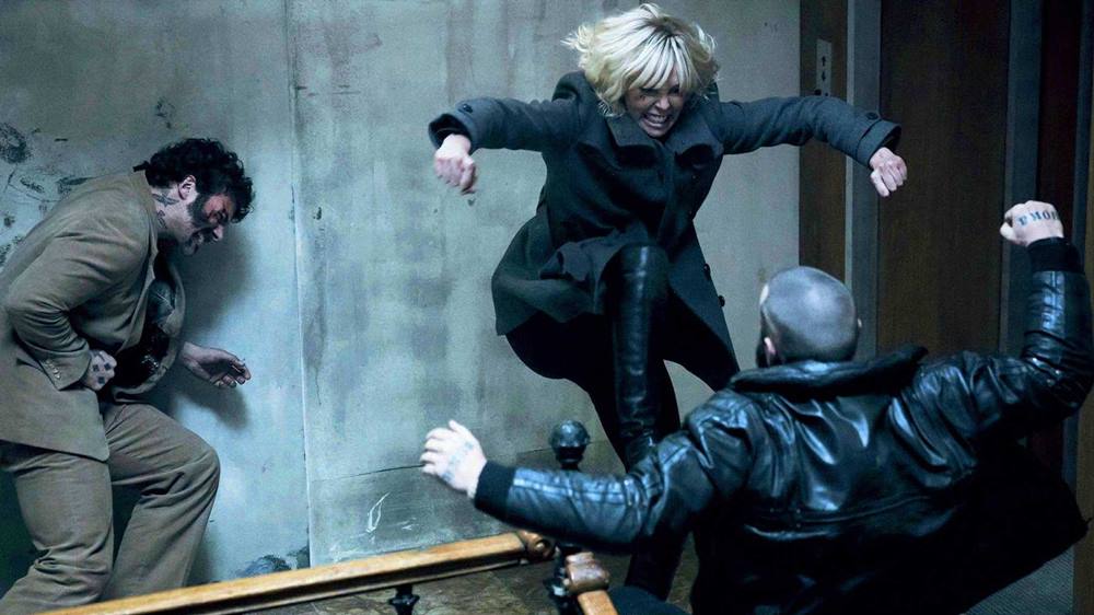 Atomica-Bionda-Atomic-Blonde-film-movie-2017-action-thriller-charlize-theron-lorraine-broughton-stair-fight-scene