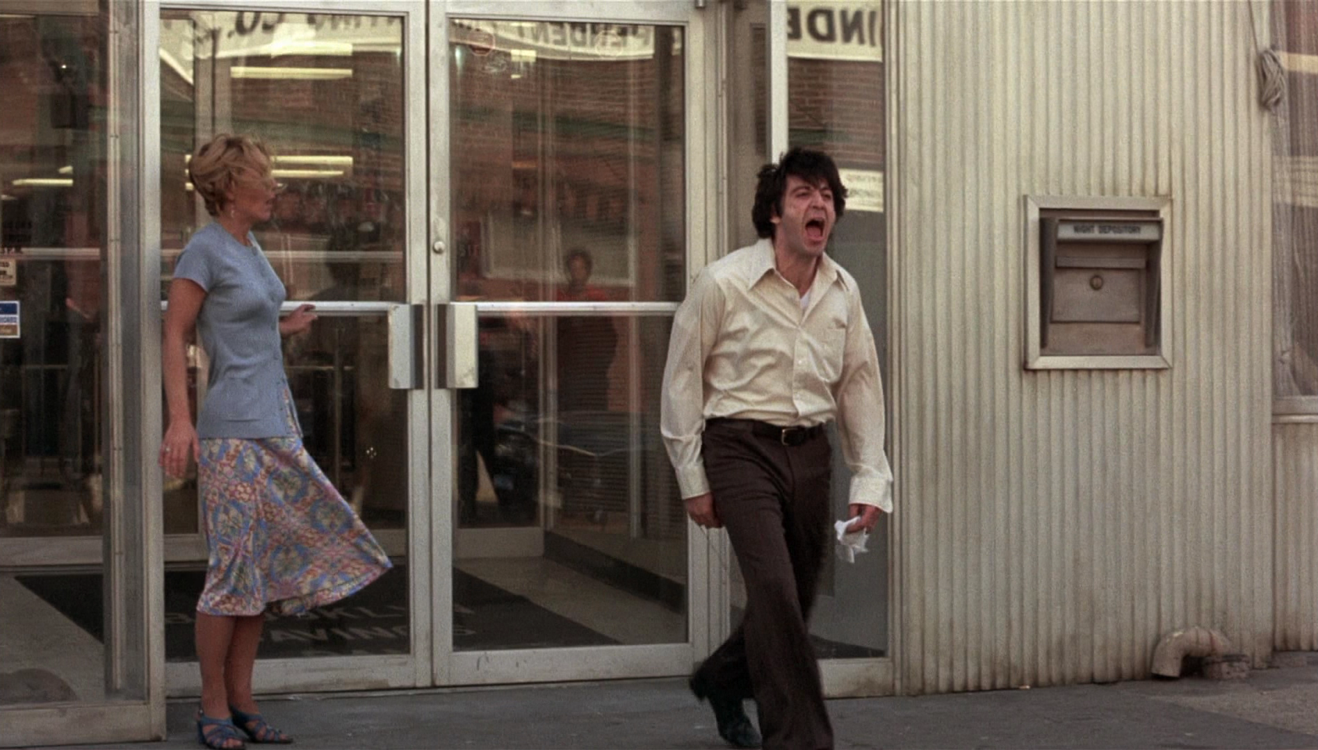 Quel-pomeriggio-di-un-giorno-da-cani-Dog-Day-Afternoon-movie-film-1975-noir-thriller-drama-sonny-wortzik-al-pacino-2